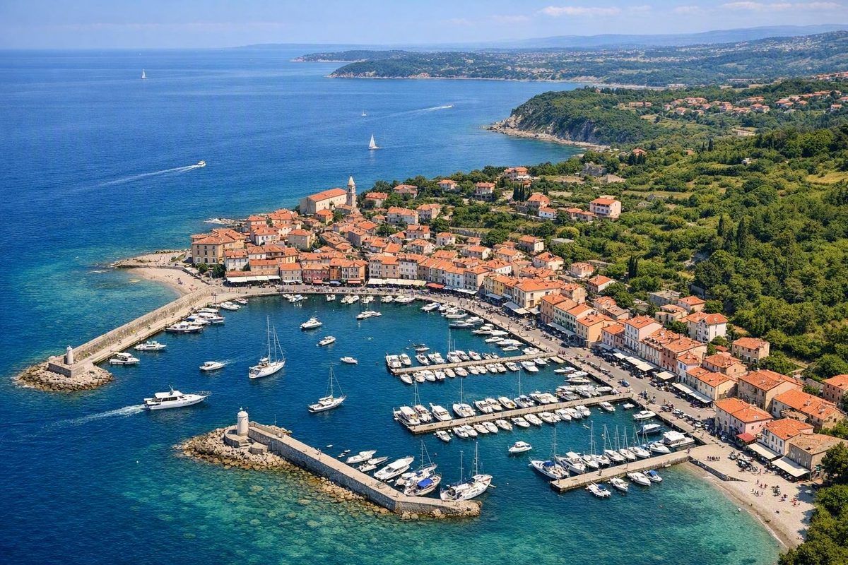Vue aérienne d’une petite ville portuaire européenne
