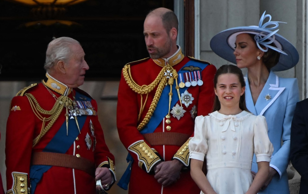 La princesse Charlotte tient une balle de cricket sur un terrain, concentrée et dans une posture de lancer technique, sur le domaine de Sandringham en Angleterre.