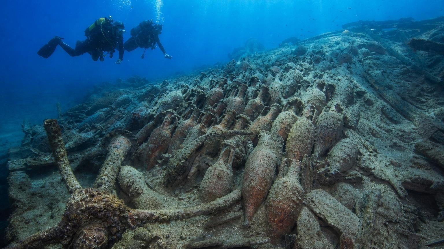 Épave antique sous-marine remplie d'amphores en céramique empilées au fond de la Méditerranée près de la Sicile