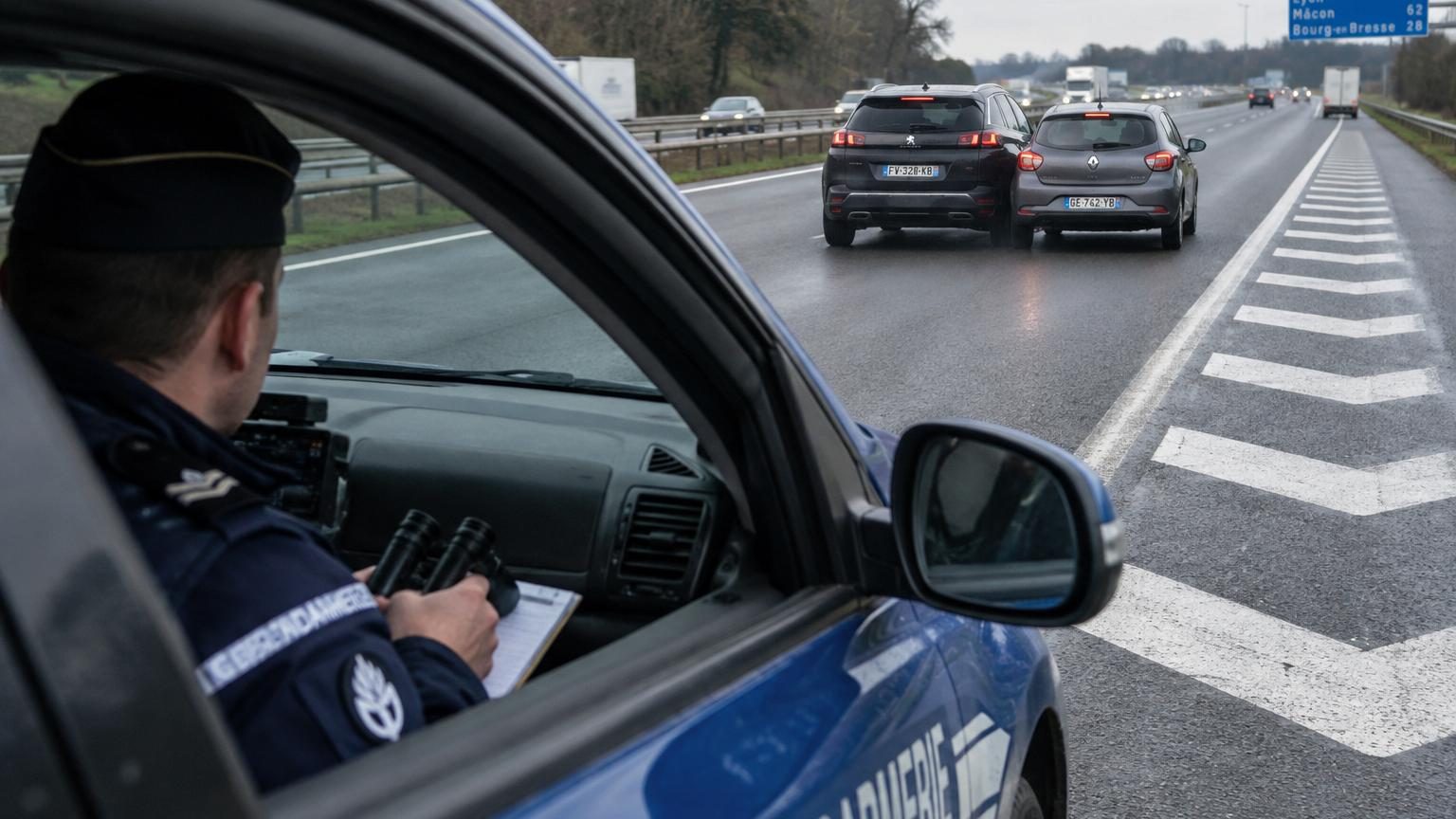 Ces chevrons blancs peints sur l'autoroute ne sont pas là pour décorer : les gendarmes expliquent à quoi ils servent