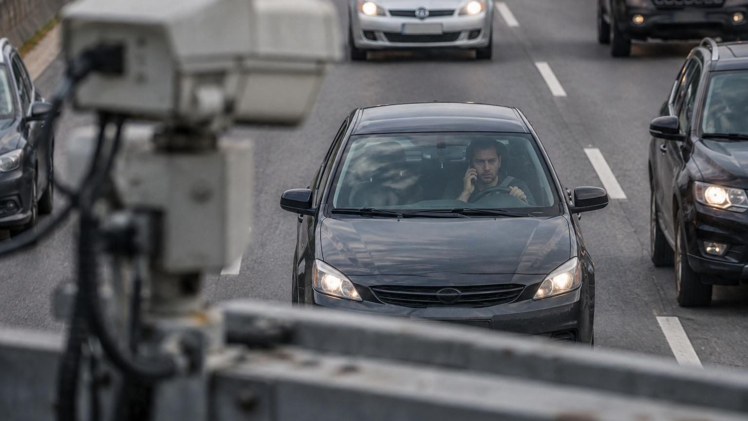 Ces radars à intelligence artificielle repèrent le téléphone au volant : pourquoi ils ne verbalisent pas encore en ville