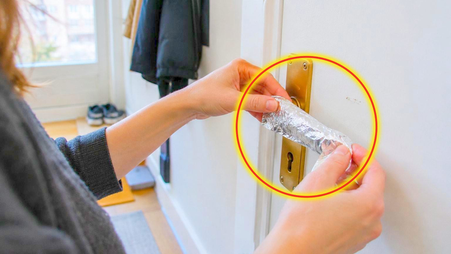 Du papier aluminium sur la poignée de porte : à quoi sert cette astuce que de plus en plus de personnes adoptent