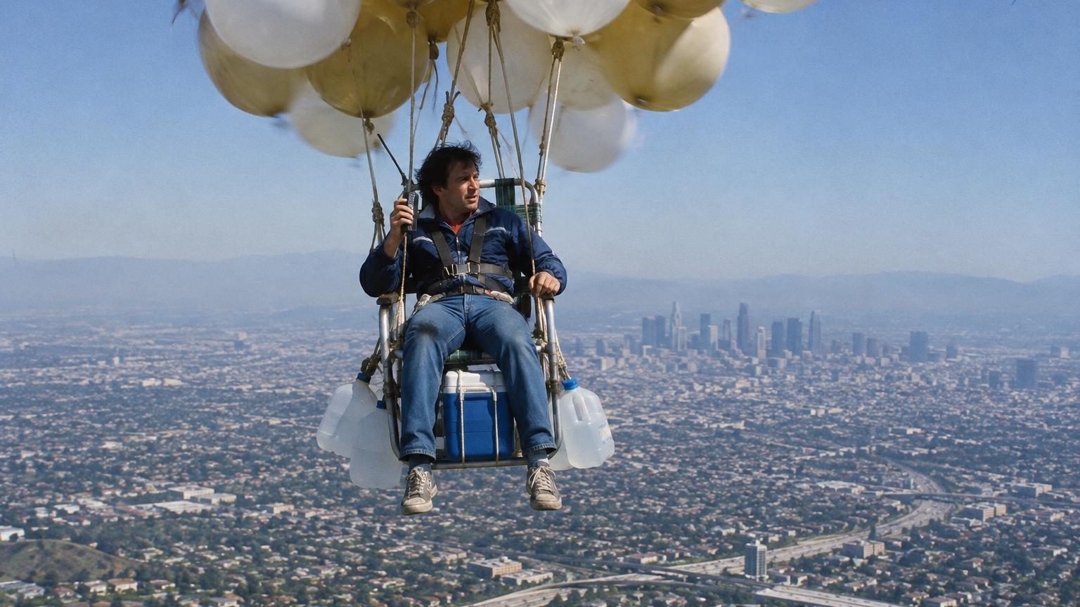 Il attache 45 ballons météo à sa chaise de jardin le 2 juillet 1982 : il monte à 4 900 mètres au-dessus de Los Angeles