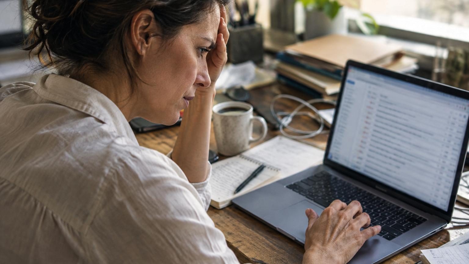 Personne tapant un e-mail professionnel sur un ordinateur, illustrant les enjeux de la communication écrite en entreprise.