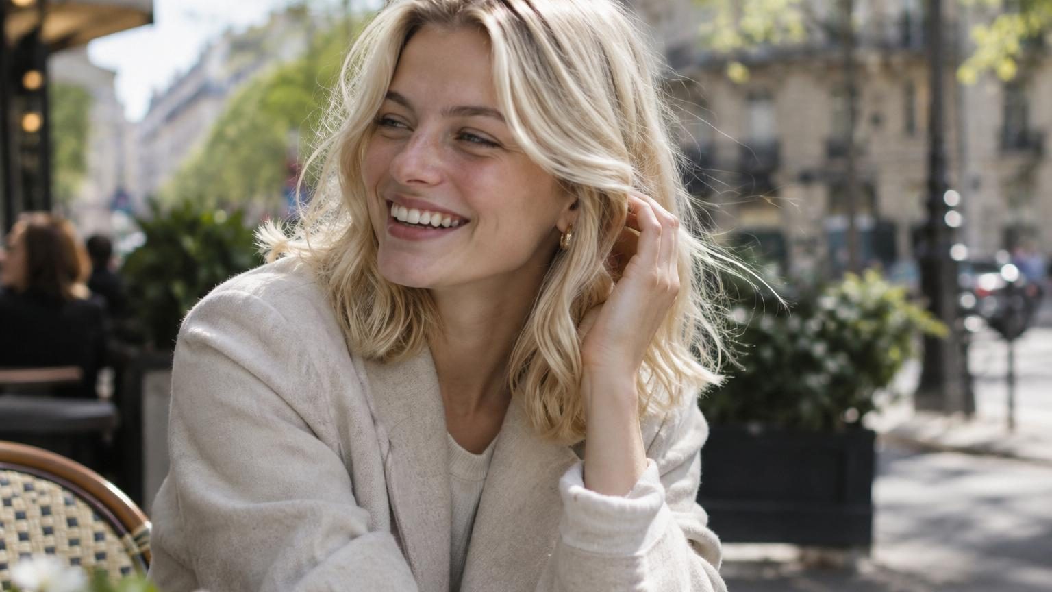 Cheveux blond pavlova très clairs avec reflets beiges et rosés subtils créant un effet crémeux lumineux et changeant selon l'éclairage.
