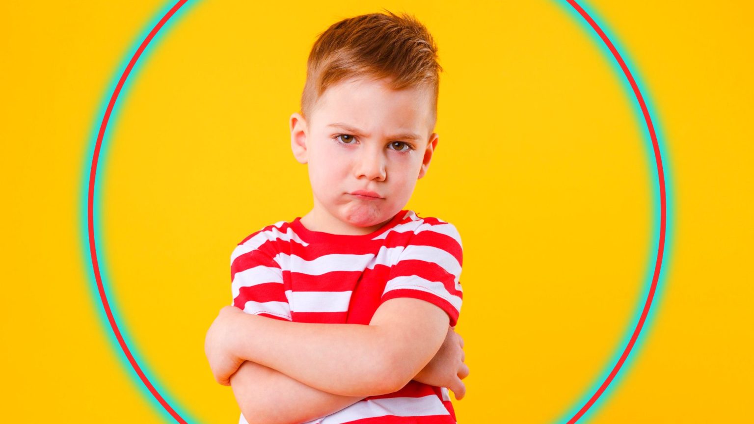 Enfant observant attentivement les expressions d'un adulte lors d'une conversation tendue, illustrant la vigilance émotionnelle développée dans un environnement familial instable.