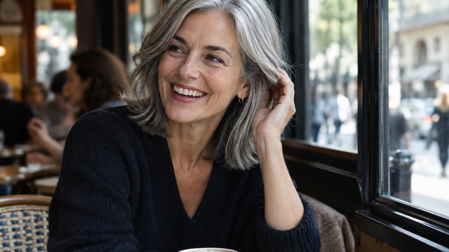 Les psychologues sont unanimes : les adultes qui laissent pousser leurs cheveux blancs ne sont pas négligés, ils se sentent plus sûrs d&rsquo;eux