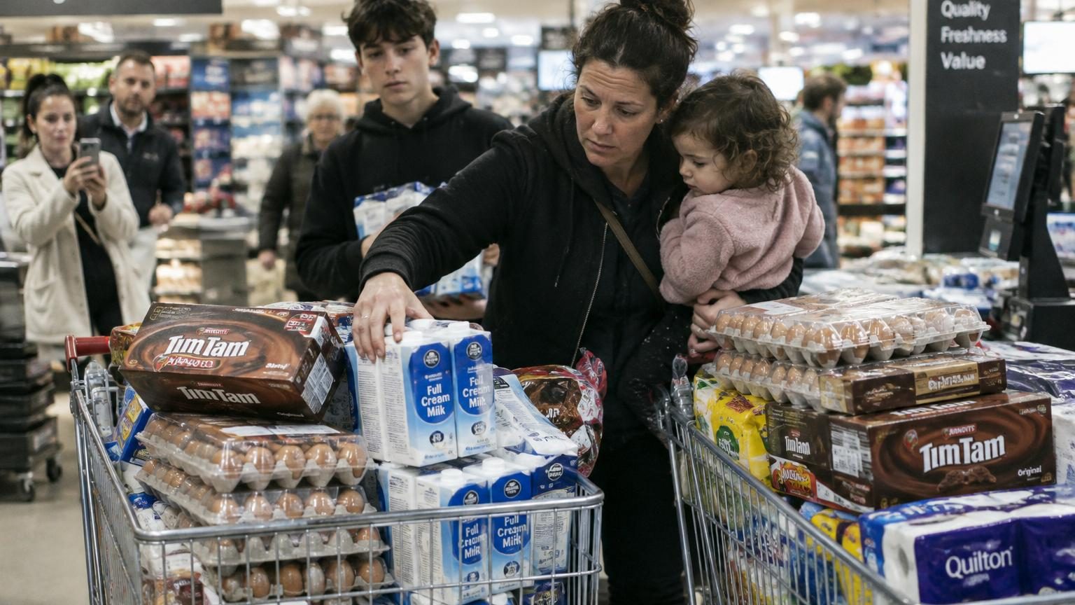 Mère de 15 enfants, elle dévoile son ticket de courses : 7 douzaines d&rsquo;œufs, 1 300 biscuits et 240 litres de lait
