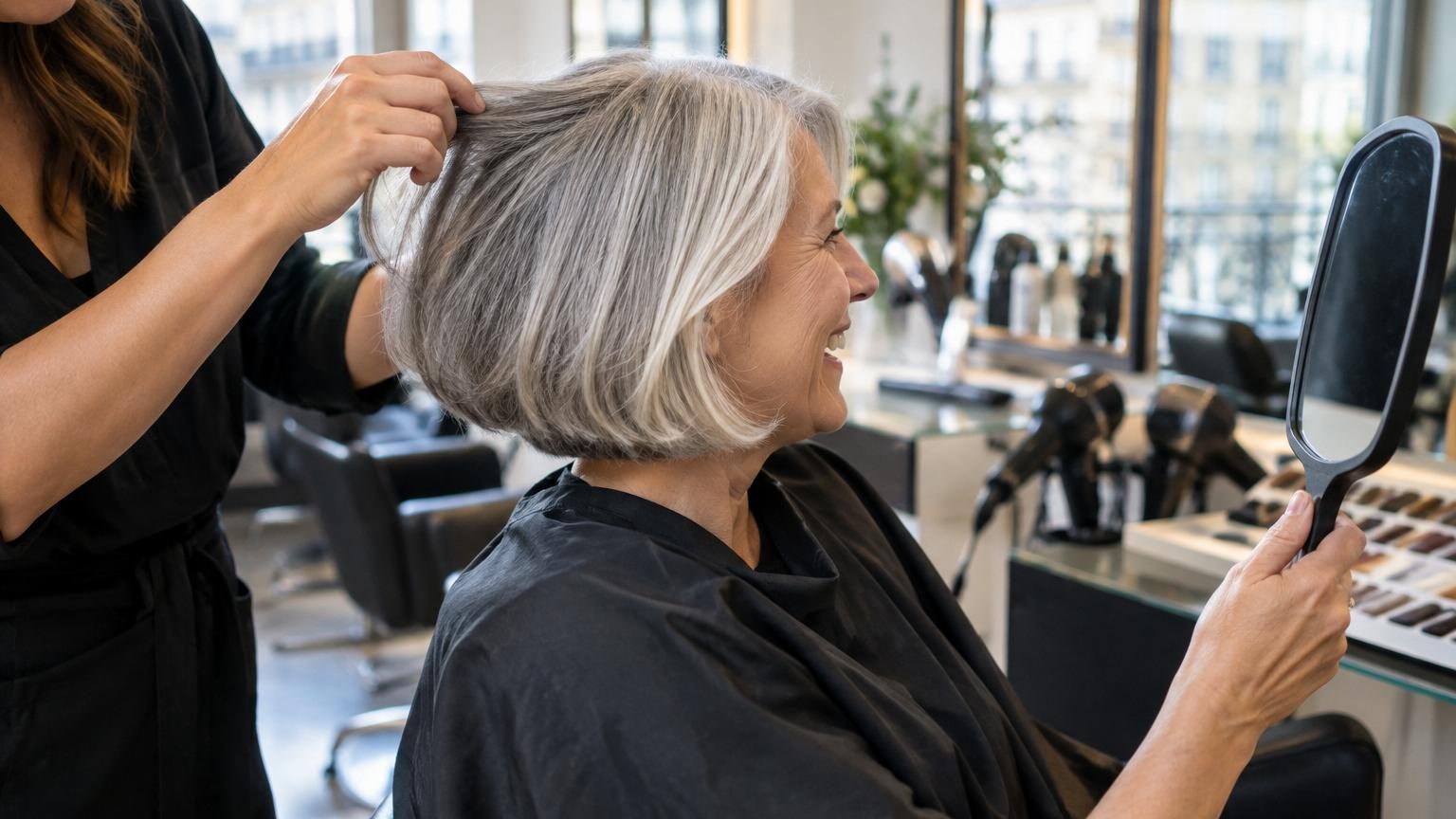 Olivia Colman abandonne la coloration : pourquoi les cheveux gris peuvent vous rajeunir, selon plusieurs coiffeurs