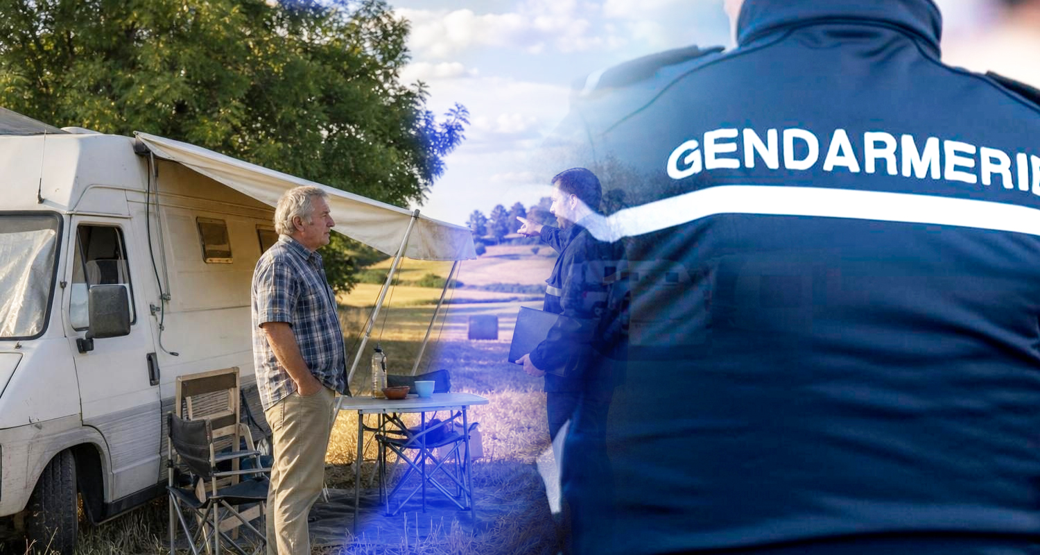 Un vieux fourgon aménagé garé au bord d'un champ de blé moissonné, avec une table pliante et deux chaises sous un auvent, illustrant une installation agricole informelle confrontée à la réglementation d'urbanisme communale.