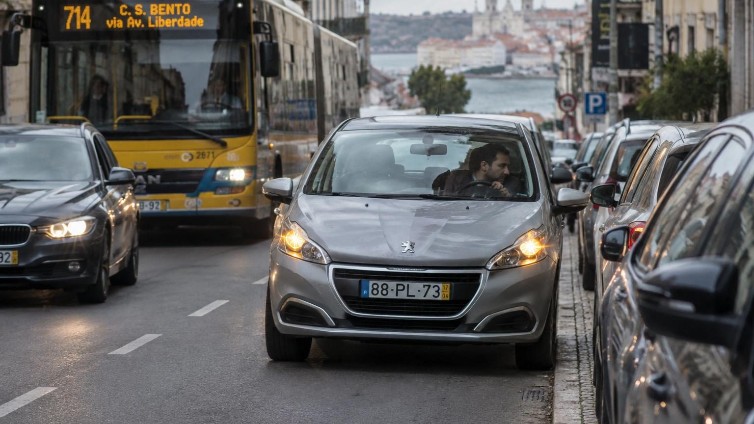S'arrêter en double file en restant au volant avec les feux de détresse : ce que dit vraiment le Code de la route