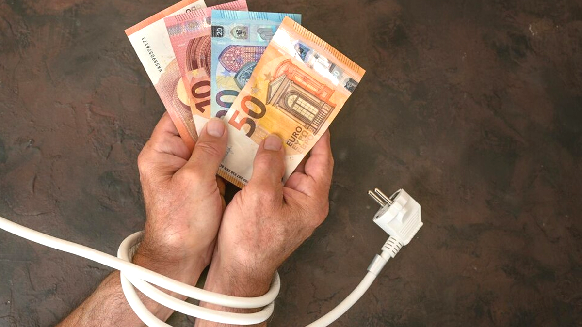Nonagénaire, elle vit sans électricité depuis toujours et n’en veut pas : son quotidien à contre-courant intrigue tout le village