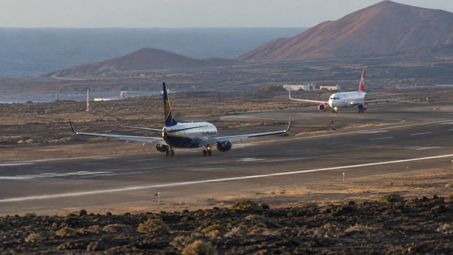 Un avion s'engage sur la piste alors qu'un vol Ryanair se pose à Lanzarote : la vidéo qui fait réagir