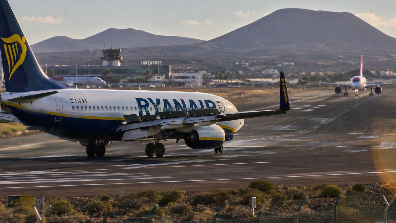 Un avion s'engage sur la piste de Lanzarote alors qu'un vol Ryanair est en train d'atterrir : la vidéo devient virale