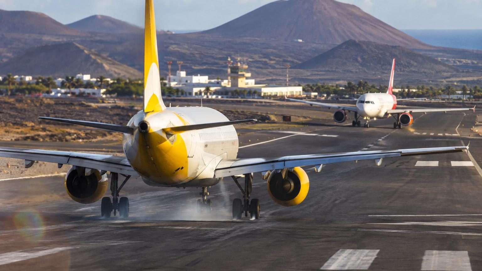Deux avions de ligne partagent brièvement la piste 3 de l'aéroport de Lanzarote, l'un en phase de décélération après atterrissage, l'autre s'engageant pour décollage