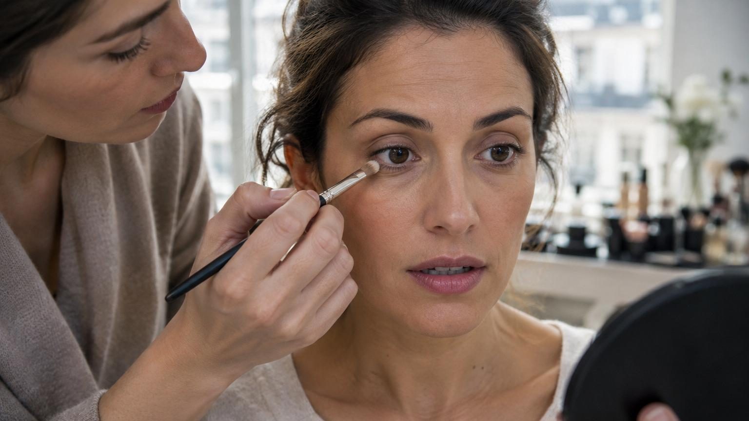 Un maquilleur professionnel est formel : pour masquer les cernes et rajeunir le regard, n&rsquo;appliquez surtout pas de correcteur sur la paupière
