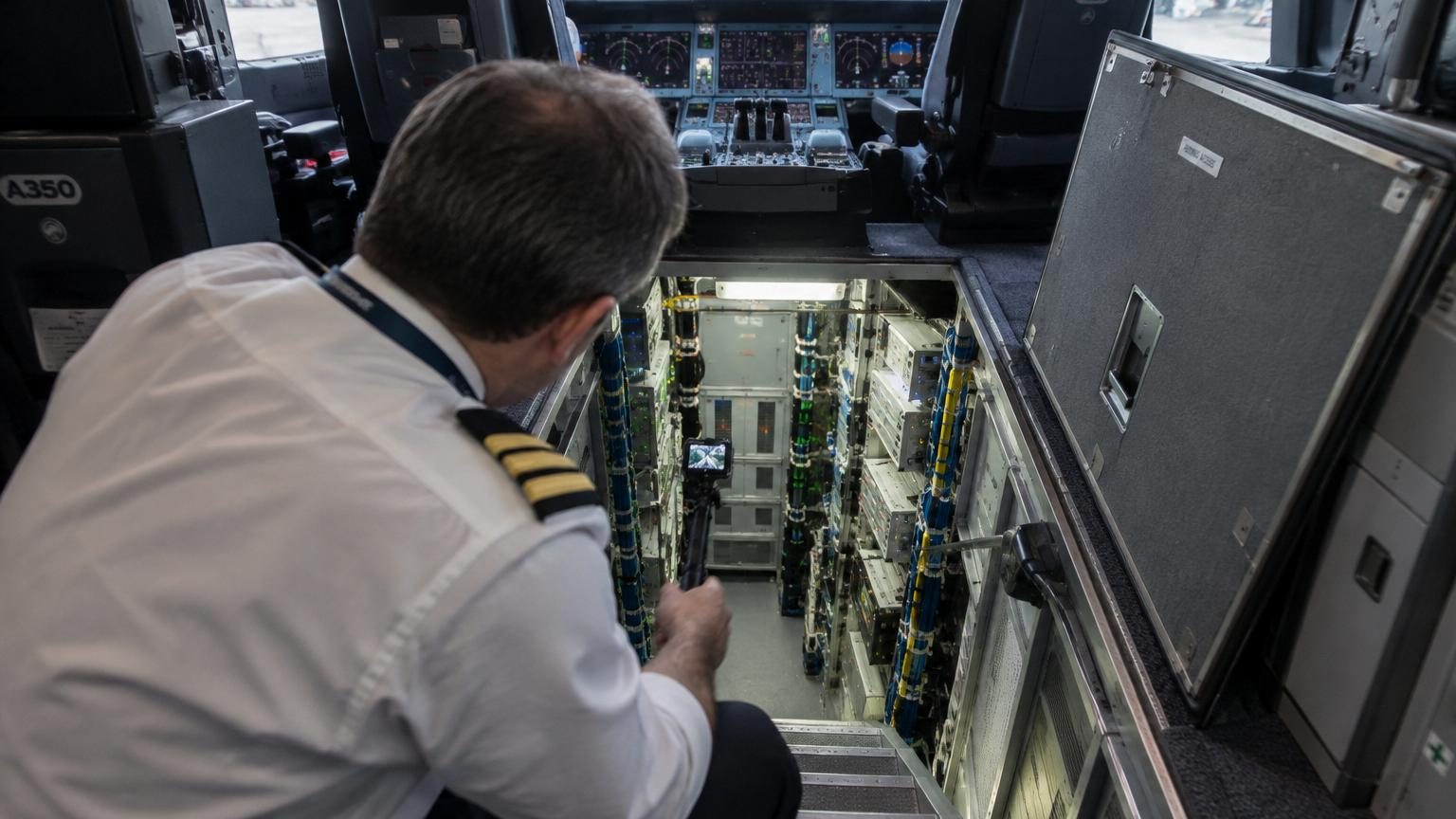 Un pilote filme la pièce secrète sous le cockpit de l'Airbus A350 : ce n'est ni une soute ni une cabine de repos