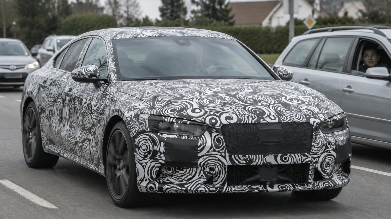 Vous croisez une voiture couverte de motifs noirs et blancs : voici ce que les constructeurs cherchent vraiment à cacher